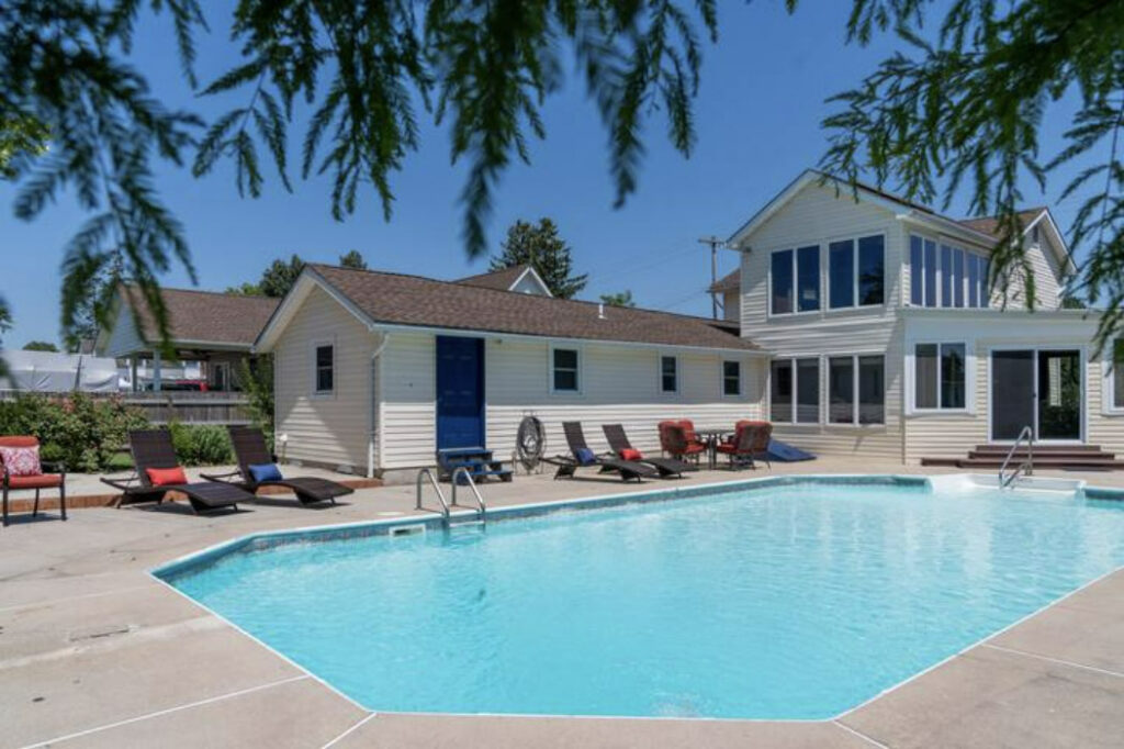 16-Pool-House-16